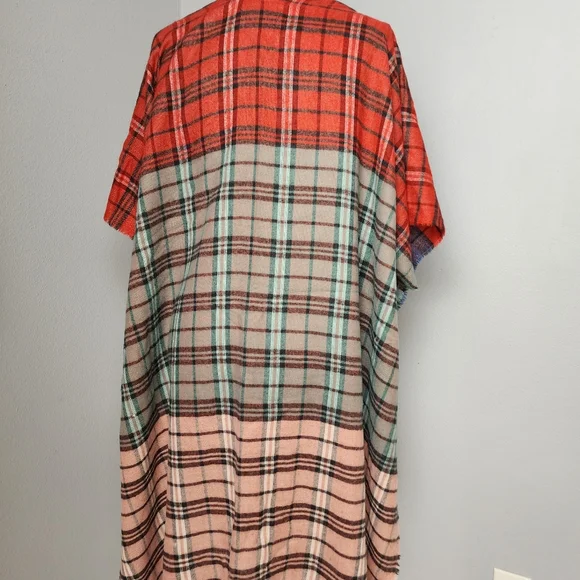 Do everything in love cape/poncho - Picture 10 of 10